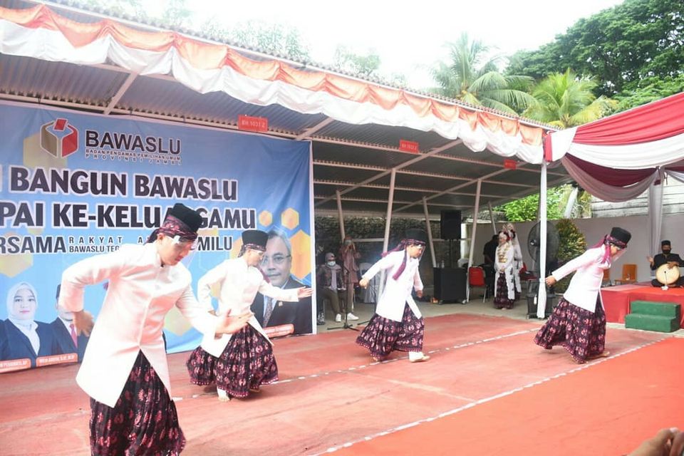 Tampilkan Tarian Zapin Khas Melayu Jambi, Buat Sekjen Bawaslu Jadi Terkagum-kagum