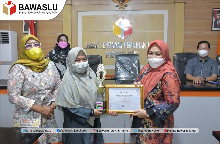 Bawaslu Jambi Serahkan Penghargaan Terbaik Penilaian Kantor dan Data Pengawas Ad Hoc