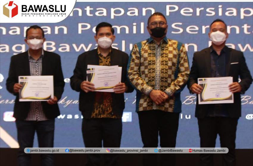 Bawaslu Jambi Raih Penghargaan Kategori Kemitraan dan Kerjasama Terbaik