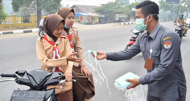 Peduli Kesehatan Masyarakat, Bawaslu Bagi-Bagi Masker