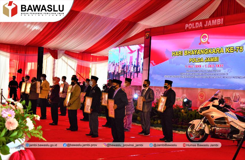 Hari Bhayangkara, Bawaslu Terima Penghargaan dari Kapolda Jambi