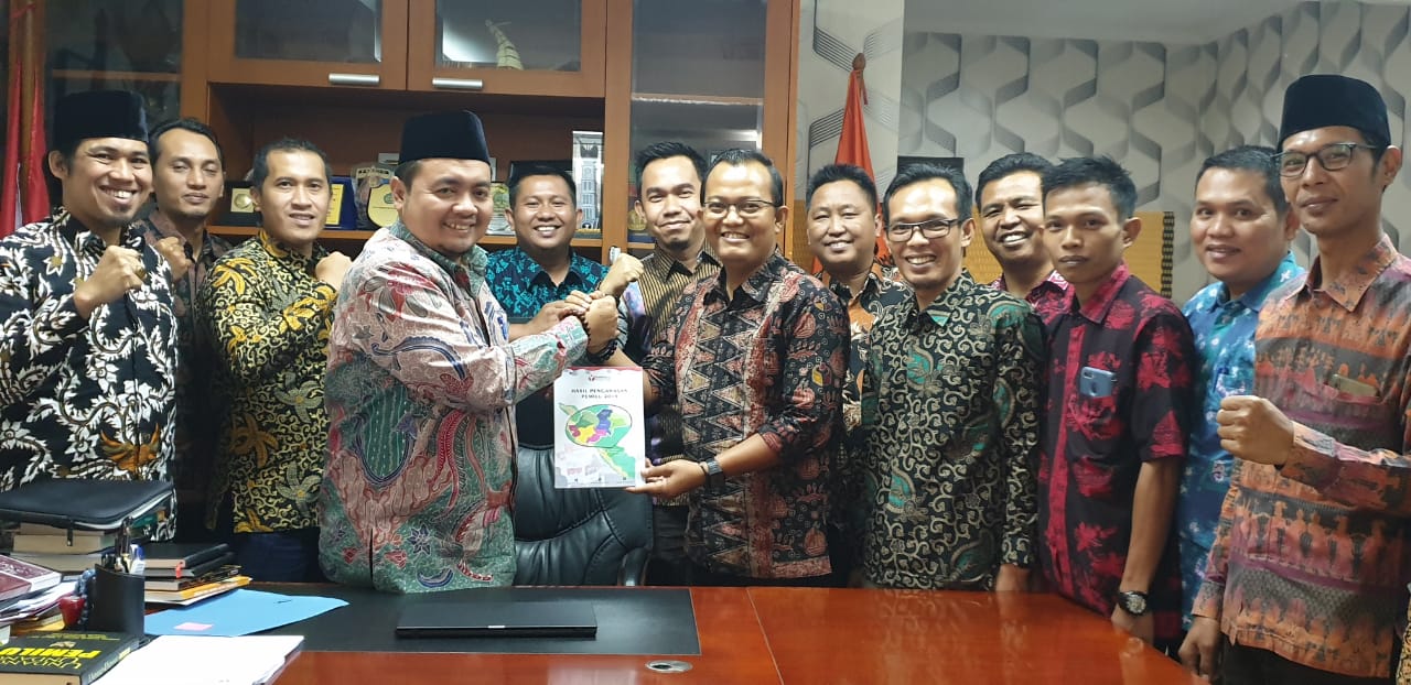 Bawaslu se-Jambi Serahkan Buku Hasil Pengawasan