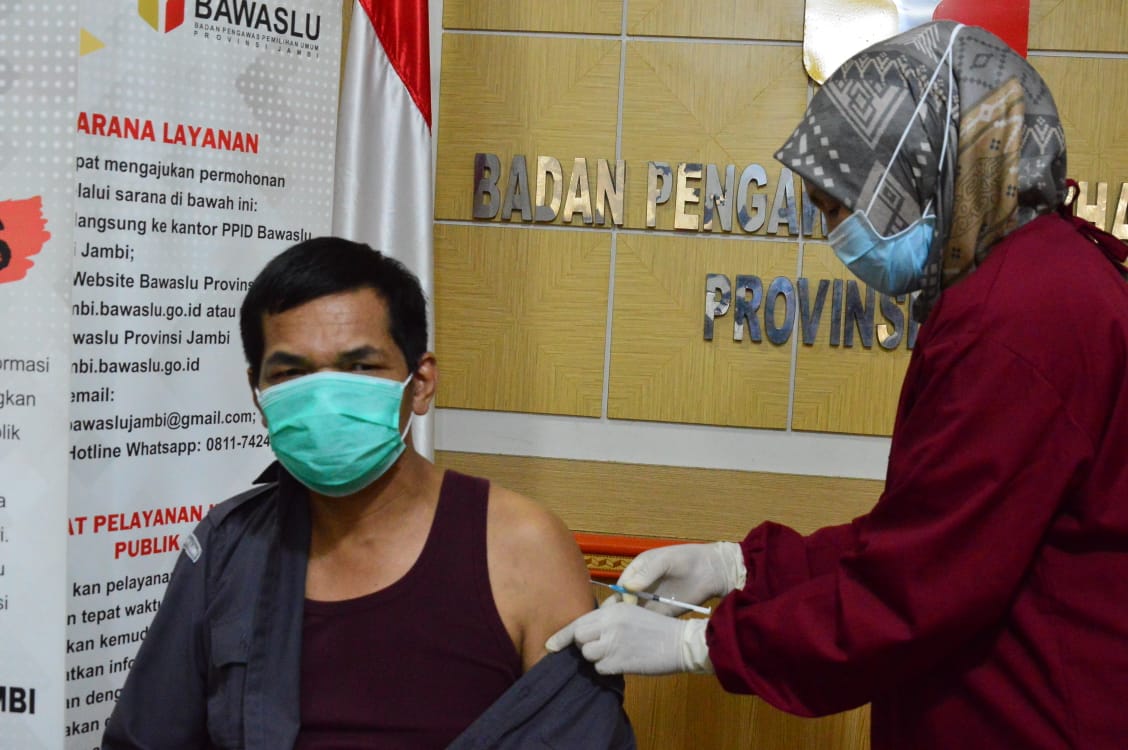 Bawaslu Jambi Lakukan Vaksinasi Covid-19