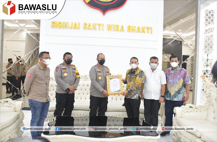 Bawaslu Provinsi Jambi Serahkan Piagam Penghargaan ke Kapolda Jambi