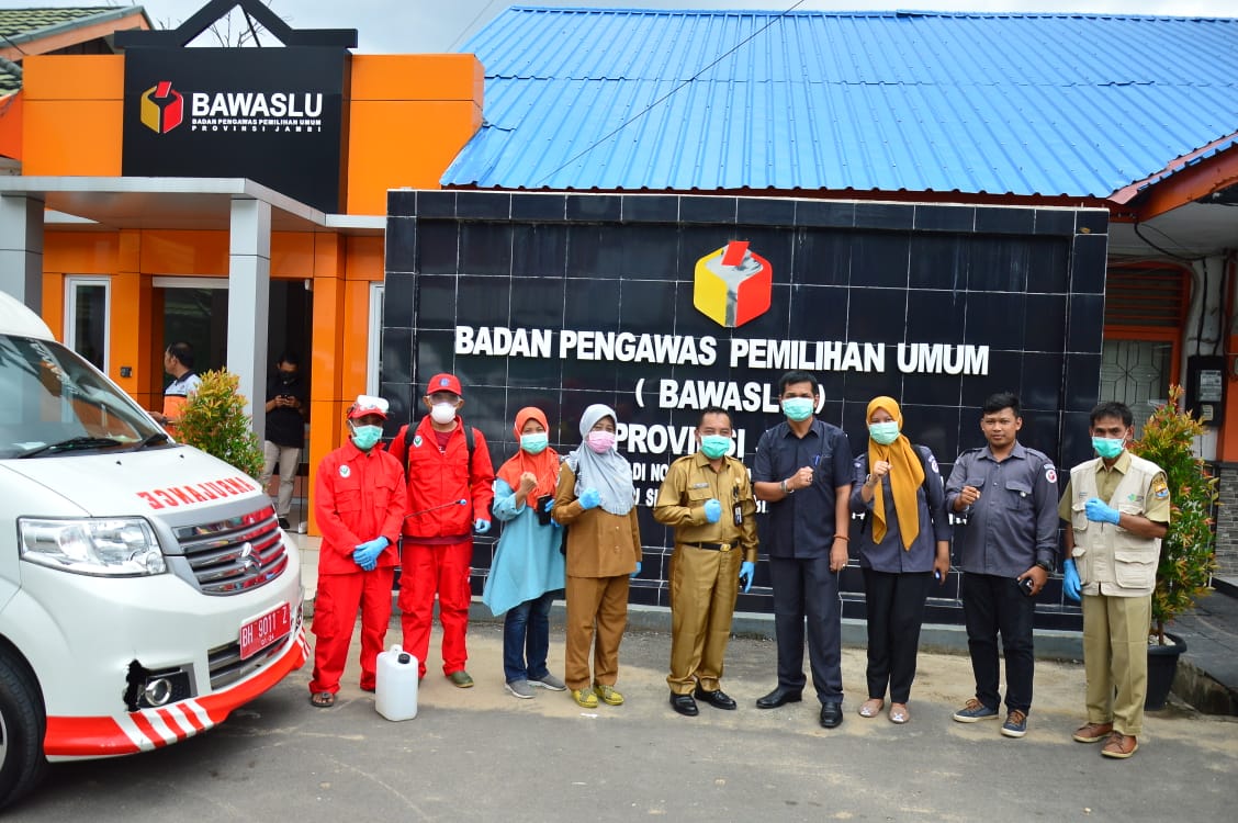 Cegah Virus Corona, Kantor Bawaslu Disemprot Disinfektan