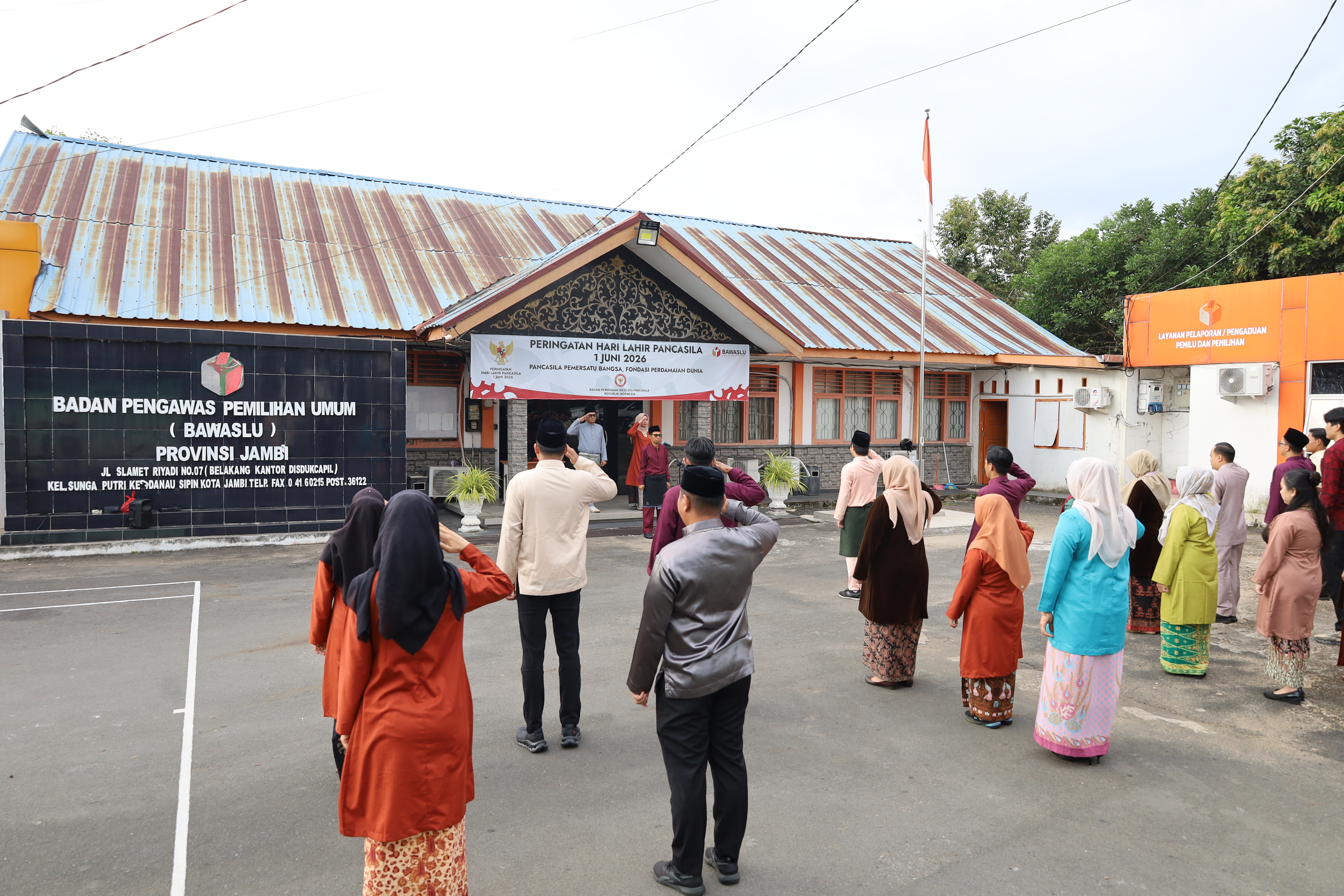 Apel Rutin Senin, Plh. Ketua Bawaslu Provinsi Jambi Ajak Jajaran Perkuat Disiplin dan Profesionalitas dalam Mengawal Demokrasi