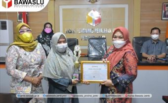 Bawaslu Jambi Serahkan Penghargaan Terbaik Penilaian Kantor dan Data Pengawas Ad Hoc