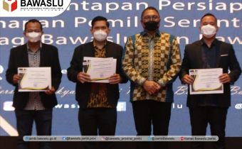 Bawaslu Jambi Raih Penghargaan Kategori Kemitraan dan Kerjasama Terbaik