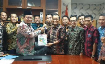 Bawaslu se-Jambi Serahkan Buku Hasil Pengawasan