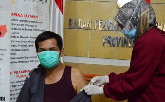 Bawaslu Jambi Lakukan Vaksinasi Covid-19