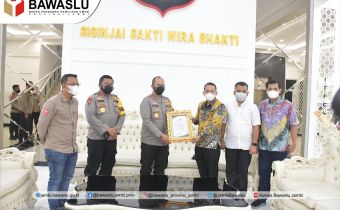 Bawaslu Provinsi Jambi Serahkan Piagam Penghargaan ke Kapolda Jambi