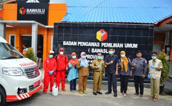 Cegah Virus Corona, Kantor Bawaslu Disemprot Disinfektan