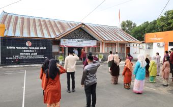 Apel Rutin Senin, Plh. Ketua Bawaslu Provinsi Jambi Ajak Jajaran Perkuat Disiplin dan Profesionalitas dalam Mengawal Demokrasi