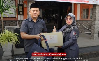 Penyerahan Hadiah Perlombaan HUT ke-81 Kemerdekaan RI di Bawaslu Jambi